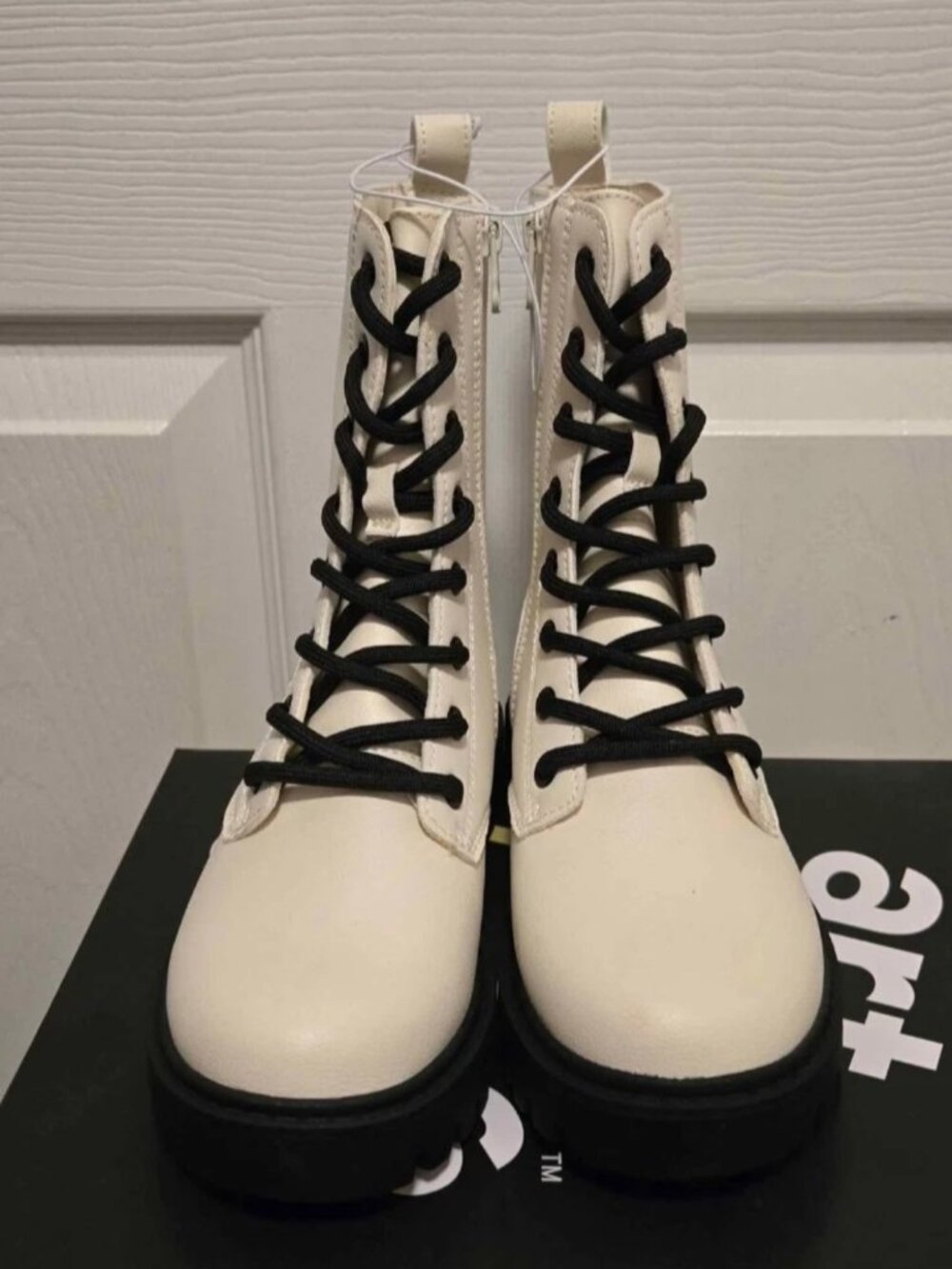 Art Class Cream Khari Lace-Up combat Boots Girls Size 13 New in Box. Zip up side